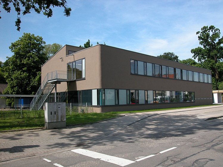 Firmengebäude mit Glasfenstern in brauner Fassade 