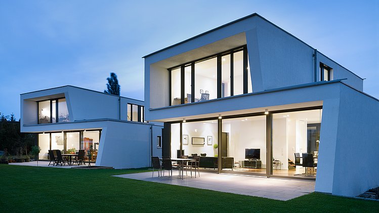 Einfamilienhäuser modern bei Nacht 