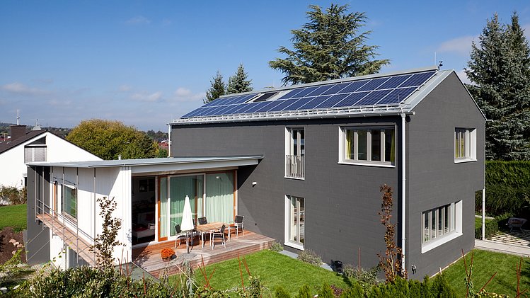 modernes Haus mit Terrasse zum Garten 