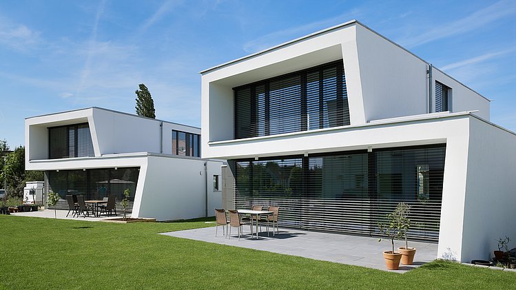 Einfamilienhäuser modern mit Garten 