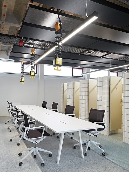 Bürotisch und Stühle in einem Technikraum