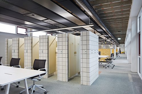 Bürofläche in einer Halle lichtdurchflutet 