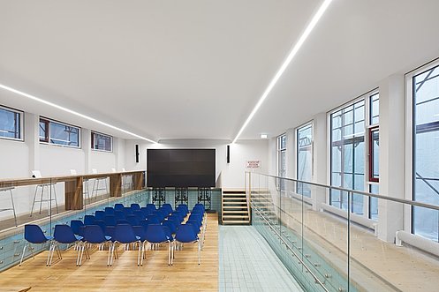 Vorlesung im Schwimmbecken eines Hallenbads