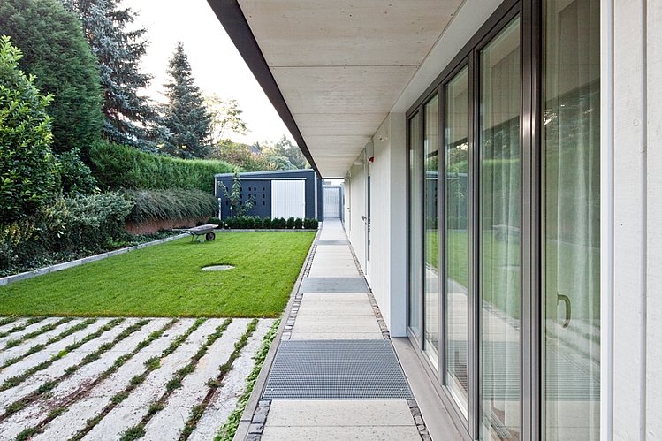 modernes Gebäude mit Glasschiebetüre zum Garten