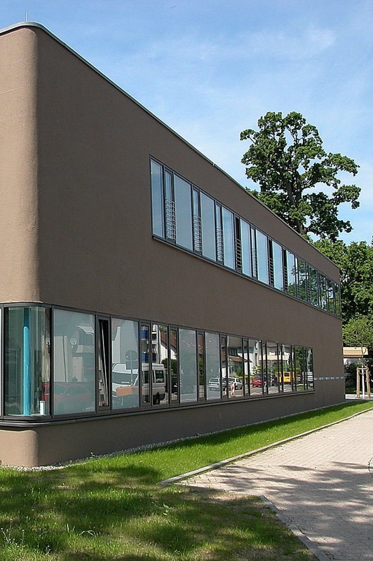 Firmengebäude mit Glasfenstern in brauner Fassade 
