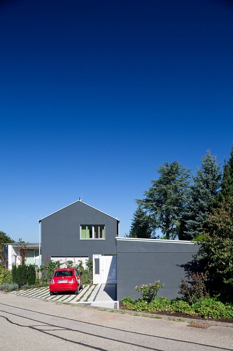 modernes Haus mit Hofeinfahrt 