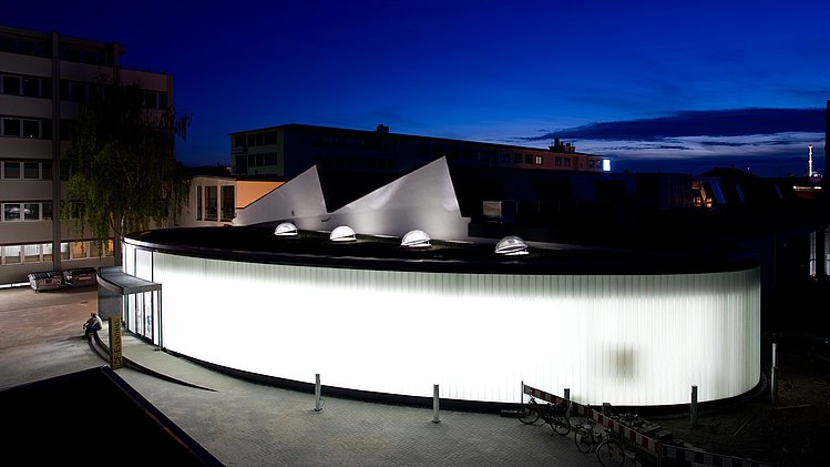 Eventgebäude Gebäudeansicht bei Nacht 
