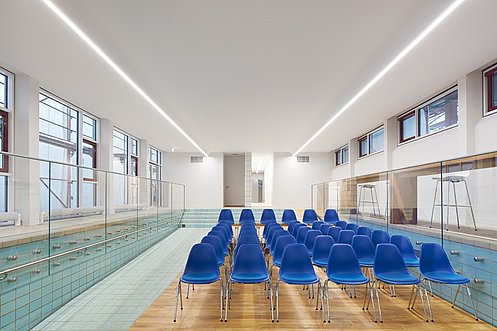 Vorlesung im Schwimmbecken eines Hallenbads