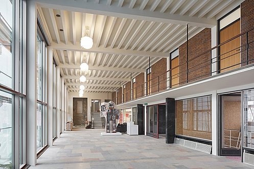 saniertes Gebäude mit hohen Decken 