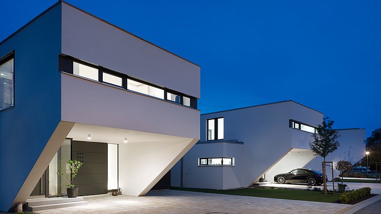 Einfamilienhäuser modern bei Nacht 