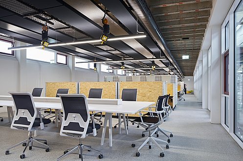 Bürofläche in einer Halle lichtdurchflutet 